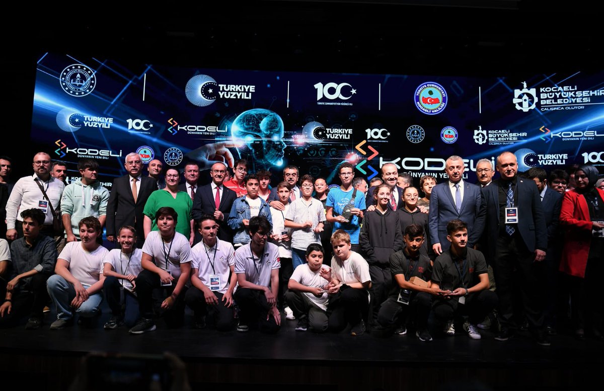 tcmeb's tweet photo. Millî Eğitim Bakanı @Yusuf__Tekin, Kocaeli Robotik Kodlama Atölyeleri Projesi (KODELİ) Ödül Töreni'ne Katıldı 

"Şu anda Türkiye genelinde FATİH Projesi başladığı andan itibaren 580 bin sınıfın etkileşimli tahta ihtiyacını giderdik ve bu sınıfları etkileşimli tahta kullanabilecek internet altyapısına eriştirdik. Bu, çok büyük bir rakam Türkiye genelinde."

👉https://t.co/twZ7L7kTHG