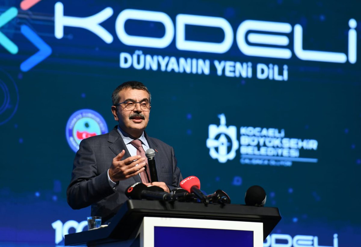 tcmeb's tweet photo. Millî Eğitim Bakanı @Yusuf__Tekin, Kocaeli Robotik Kodlama Atölyeleri Projesi (KODELİ) Ödül Töreni'ne Katıldı 

"Şu anda Türkiye genelinde FATİH Projesi başladığı andan itibaren 580 bin sınıfın etkileşimli tahta ihtiyacını giderdik ve bu sınıfları etkileşimli tahta kullanabilecek internet altyapısına eriştirdik. Bu, çok büyük bir rakam Türkiye genelinde."

👉https://t.co/twZ7L7kTHG