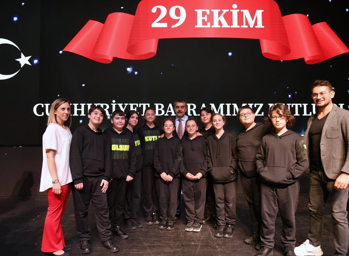tcmeb's tweet photo. Millî Eğitim Bakanı @Yusuf__Tekin, Kocaeli Robotik Kodlama Atölyeleri Projesi (KODELİ) Ödül Töreni'ne Katıldı 

"Şu anda Türkiye genelinde FATİH Projesi başladığı andan itibaren 580 bin sınıfın etkileşimli tahta ihtiyacını giderdik ve bu sınıfları etkileşimli tahta kullanabilecek internet altyapısına eriştirdik. Bu, çok büyük bir rakam Türkiye genelinde."

👉https://t.co/twZ7L7kTHG