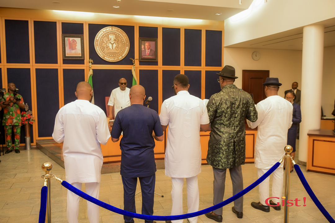 FinebonePrince4's tweet photo. @SimFubaraKSC Governor Sir Siminalayi Fubara Swears in Five new Commissioners to his cabinet. Congratulations.
#Davido / #Nigeria / #Rangers
#TheWorkingSim
#SimMediaVolunteers https://t.co/lgNnh7xMiM