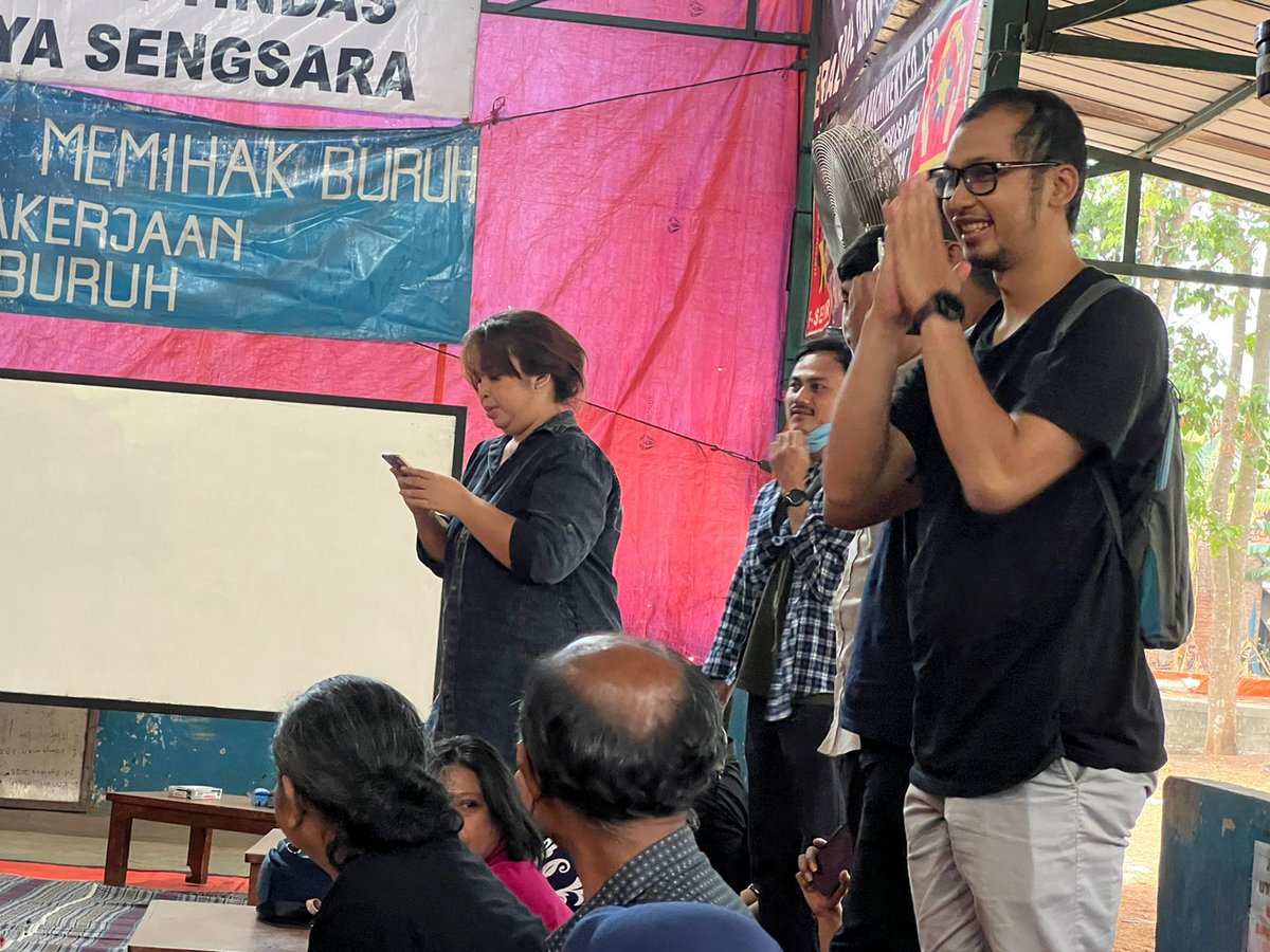 f_sedar's tweet photo. Kunjungan dan belajar bareng pengadvokasian dan pengorganisasian dari kawan-kawan The Freedom Fund dan rombongannya ada SBMI, AP2I, SAKTI, ISBS, SPPI, dan DFW ke Sedar.
Panjang umur hal-hal baik. https://t.co/TydnKIRrAu