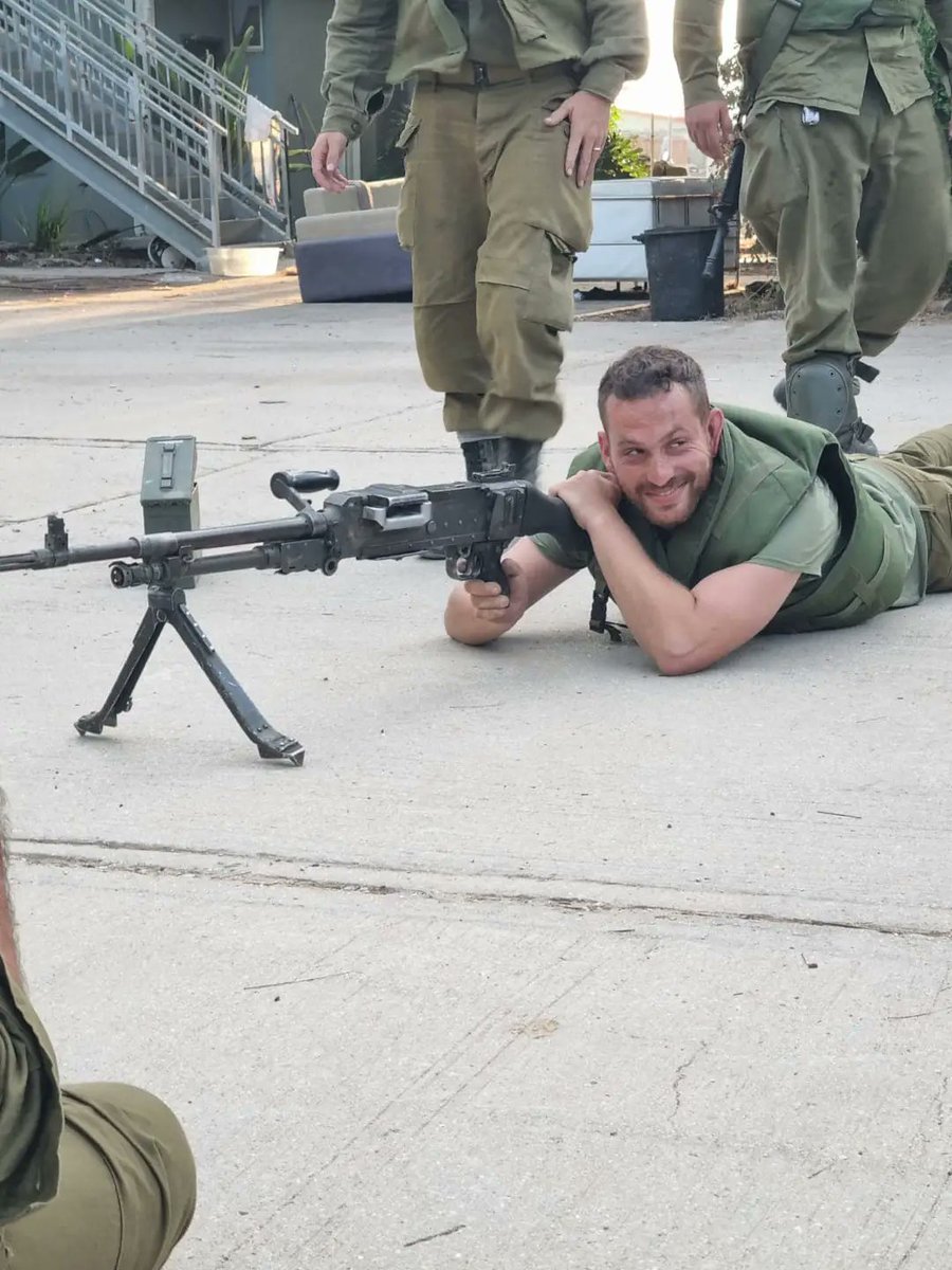 צהריים טובים ושקטים לכולם 🙏
הבחור החייכן פה בתמונה זה יאיר,
ב7.10 יאיר עזב את בת זוגתו ואת העסק החדש שרק פתח לפני חודשיים , ובלי לחשוב פעמיים עלה על מדים וחתם על נשק ונסע לעוטף כי זה מה שהמדינה צריכה כרגע …

הבעיה שהעסק החדש שלו הולך בקרוב כנראה להסגר בגלל שיאיר היה עובד שם 12