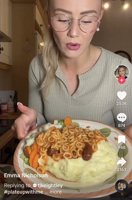 What the hell are they doing in the UK&hellip; Gigantic portion of mashed potatoes with sausages, unseasoned<a href="/tag/throne"class="tags"><span>#throne</span></a><a href="/tag/wishlist"class="tags"><span>#wishlist</span></a>