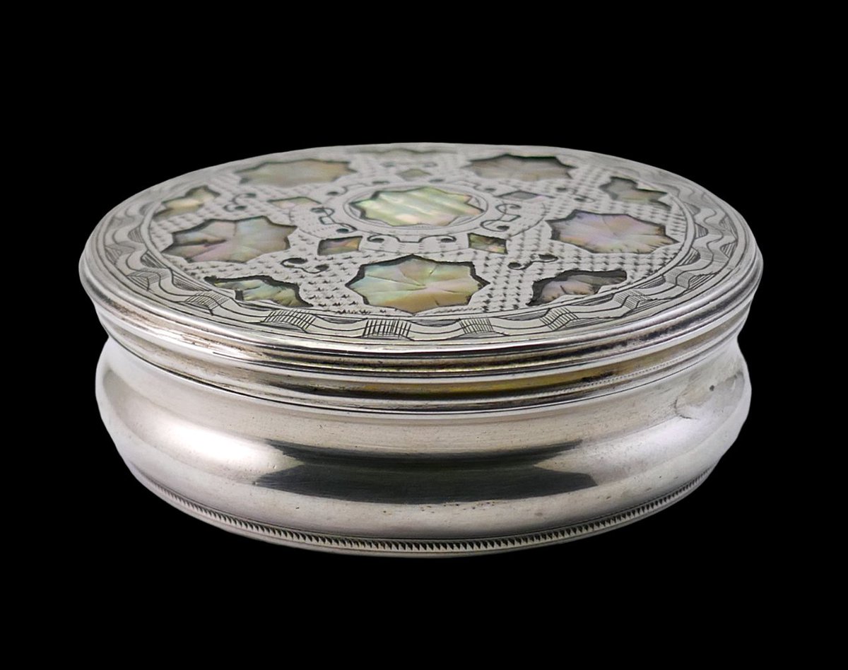 Phoenixchild0's tweet image. A rare antique solid silver and inlaid abalone shell circular snuff box, and dating to the mid 18th Century, circa 1750.

For more details - ebay.co.uk/itm/2045018913…

#Antique #Silver #Silversnuffbox #Sterling #London #Beijing #Edinburgh #Paris #Rome #Barcelona #Sydney #NewYork
