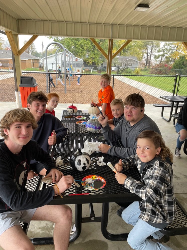 ib327schools's tweet photo. Mrs. Roberts' 4th grade class and Mr. Hallstrom's High School Illustration class teamed up paint pumpkins today! So thankful our students can team up and participate in these types of activities! #ibtigerpride https://t.co/eO3OEamotT