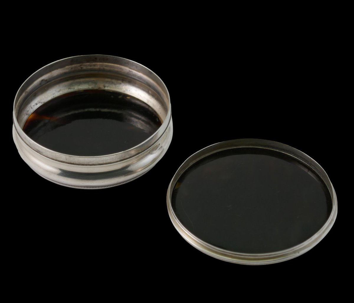 Phoenixchild0's tweet image. A rare antique solid silver and inlaid abalone shell circular snuff box, and dating to the mid 18th Century, circa 1750.

For more details - ebay.co.uk/itm/2045018913…

#Antique #Silver #Silversnuffbox #Sterling #London #Beijing #Edinburgh #Paris #Rome #Barcelona #Sydney #NewYork