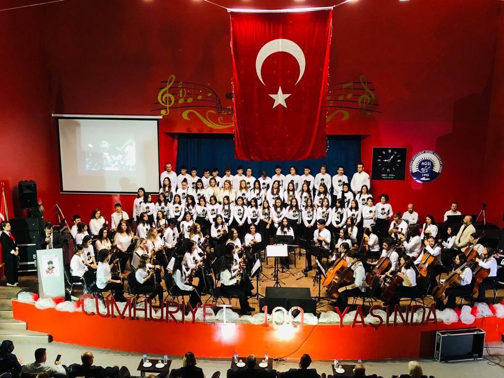 AkcaabatIlceMEM's tweet photo. Trabzon Akçaabat Güzel Sanatlar Lisesi'nin hazırlayıp sunduğu "Cumhuriyetimizin 100. Yılı Kutlama Programı" Kaymakamımız Sn Ramazan KURTYEMEZ 'in teşrifleriyle yapıldı.
@tcmeb @Yusuf__Tekin @hasan_uygun91 @AkcaMehmetUSTA https://t.co/GYcW7osX4F
