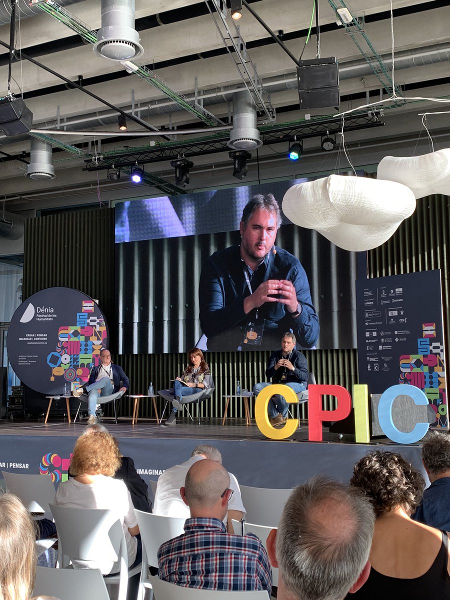 🎙️ «El futuro sigue estando ahí. Aunque pensemos que todo acabará en breve, tenemos que creer que sí que hay vías para cambiar este futuro», afirma <a href="/AndreuEscriva/">Andreu Escrivà (a Bluesky)</a>, del Grupo de Expertos y Expertas para la Emergencia Climática de Barcelona.

📍 Mesa 'Un futuro ecológico posible'