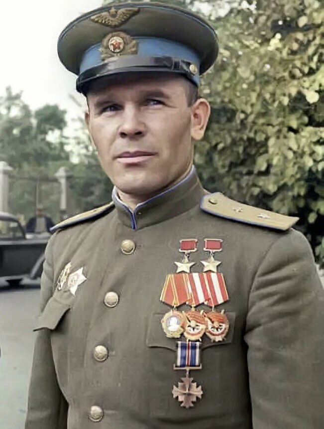 Мало кто знает что Красное Знамя Победы над рейхстагом 1 мая 1945-го развернули не только пехотинцы, но и летчики. Они сбросили два красных полотнища на парашютах. Эту группу знаменосцев возглавлял лётчик–ас Арсений Ворожейкин

28 октября исполняется 111 лет со дня его рождения