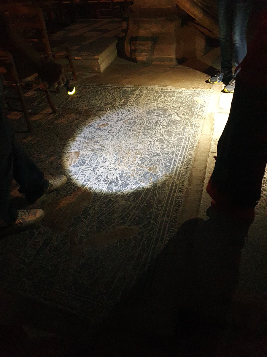 Mardi 31, à 17h, nous partirons à la découverte d'un cimetière secret. Quelque part du côté de Salins-les-Bains. Ca vous tente ? 

#jura #animation #visite #halloween