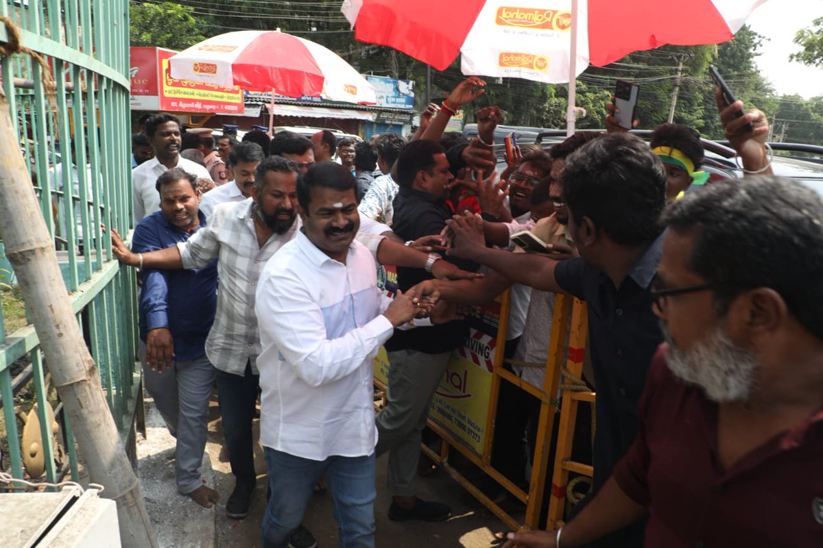 வீரமிகு நமது பாட்டன்கள் மாமன்னர்கள் மருது பாண்டியர்களின் 222ஆம் ஆண்டு நினைவு நாளையொட்டி இன்று 27.10.2023 மதுரை மாவட்டம், தெப்பக்குளம் அருகில் அமைந்துள்ள பாட்டன்கள் மருது பாண்டியர் சிலைக்கு 
நாம் தமிழர் கட்சி சார்பாக  மாலை அணிவித்து வீரவணக்கம் செலுத்தியபோது,