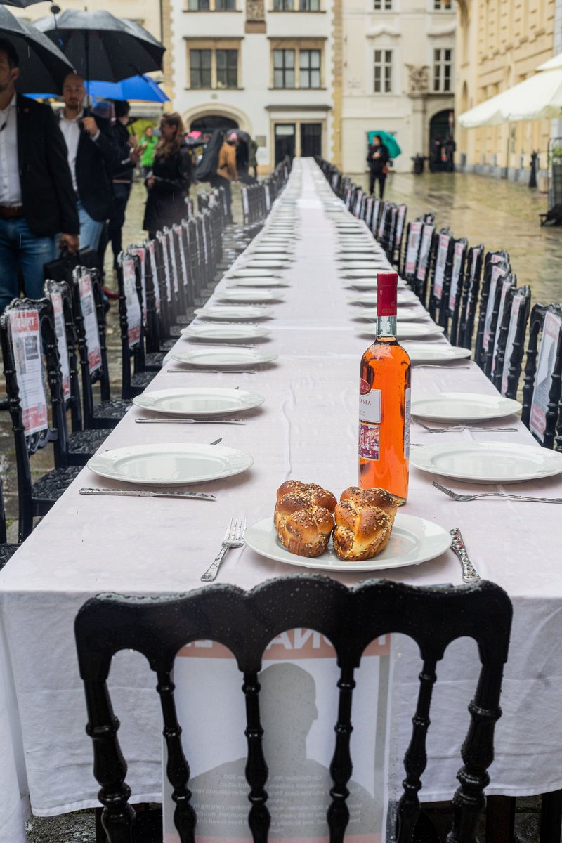 DeutschOskar's tweet photo. Leerer #Shabbat-Tisch in Wien macht auf Hamas-Geiseln aufmerksam https://t.co/Ygnl4QP8xv https://t.co/NlmU3P5D9W