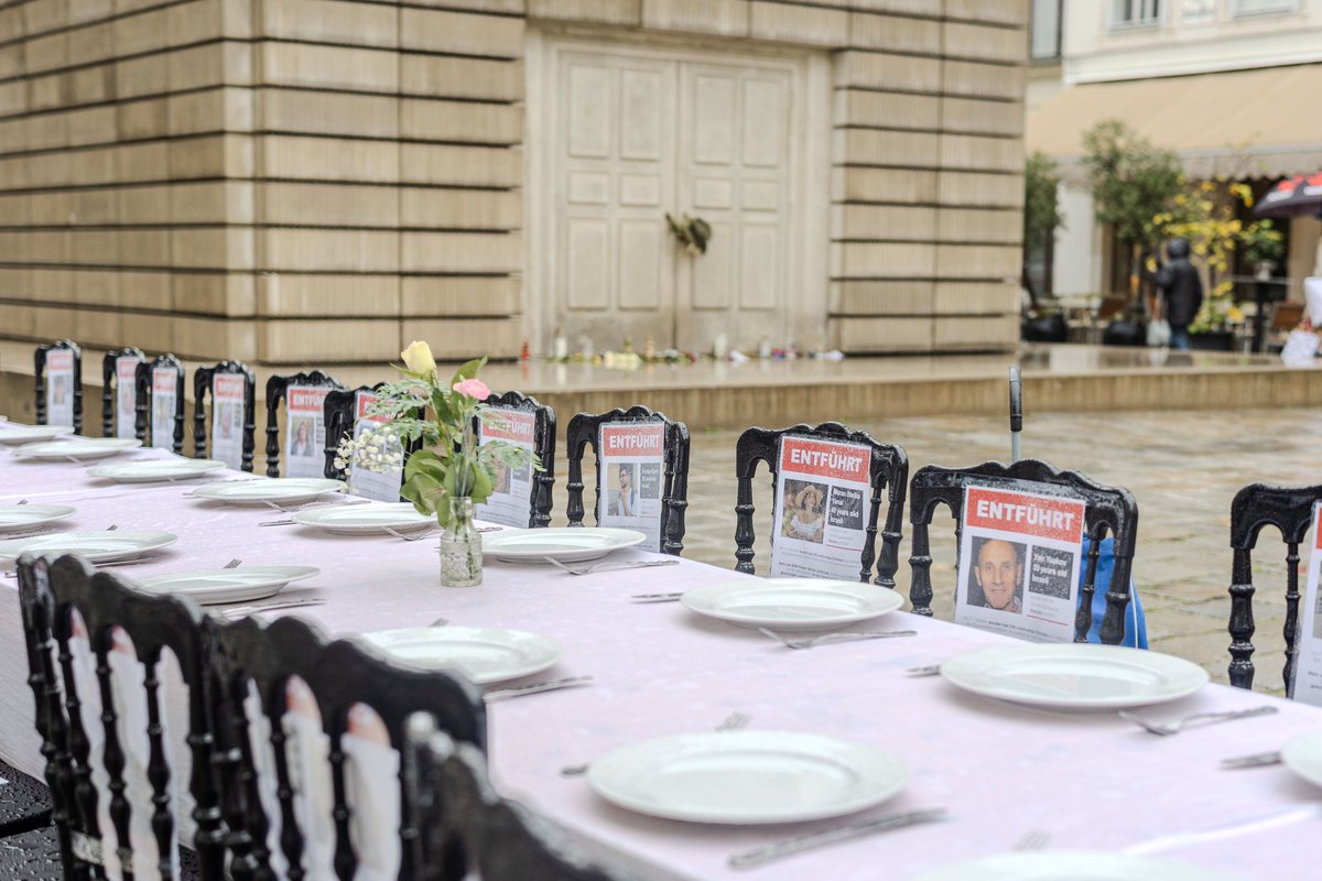 DeutschOskar's tweet photo. Leerer #Shabbat-Tisch in Wien macht auf Hamas-Geiseln aufmerksam https://t.co/Ygnl4QP8xv https://t.co/NlmU3P5D9W