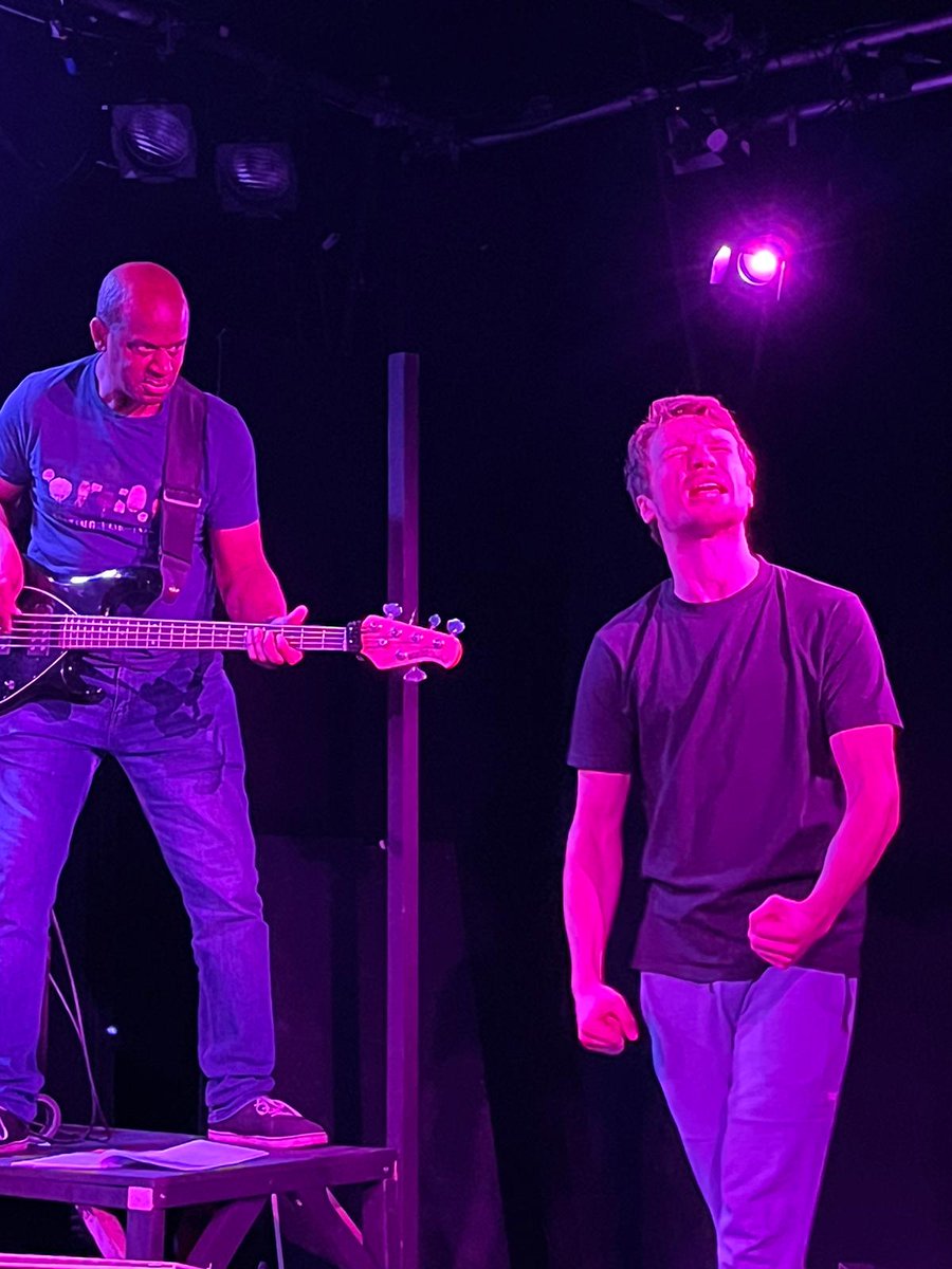 SmallTownElvis tweet media