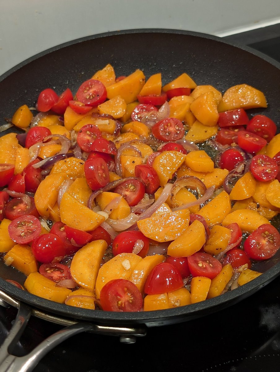 markbwwelford's tweet photo. All the sunny colours before the nights draw in this weekend, prepping a veggie stew earlier this week, very tasty if I say so myself... #veggiecooking #homecookingvsfastfood #gaydad https://t.co/veOTzelWFl