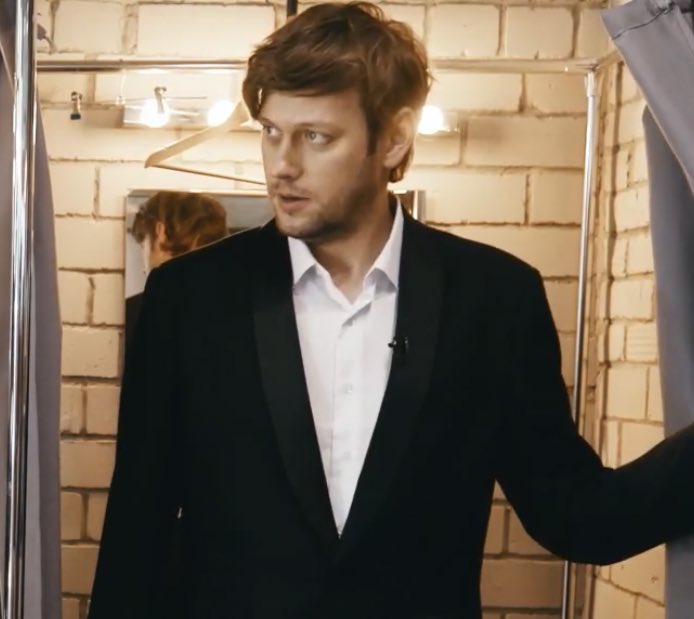 younever_end's tweet photo. Антон сразу как вышел смотрел только на Арсения, я не верю что за этими взглядами не стоит ничего личного, что внутри нет невысказанных слов любви и нежности, что Антон не хотел бы притянуть Арса за талию и прошептать какой он красивый и услышать то же в ответ https://t.co/otKC5eWnIF