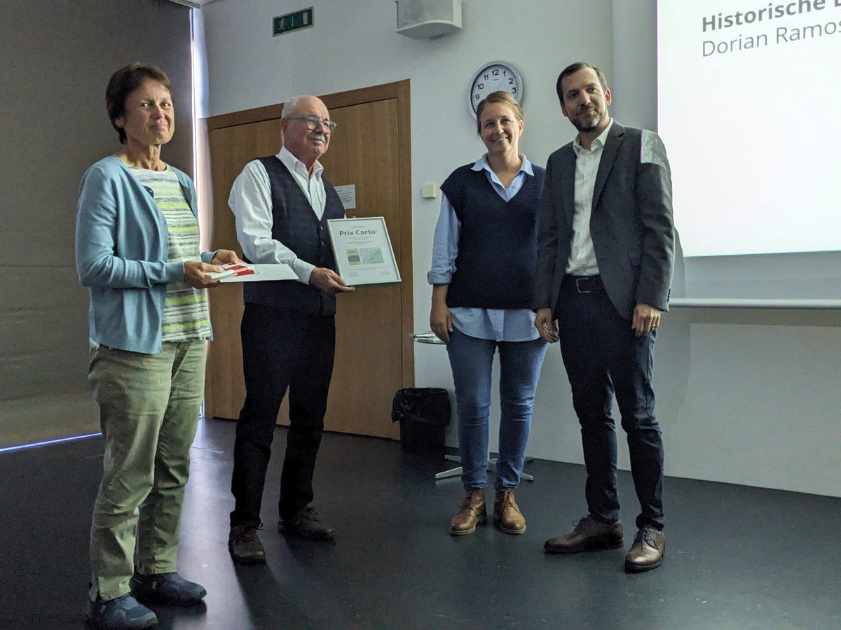 In der Kategorie «start» erhält Dorian Ramos, Lernender der <a href="/swisstopo/">swisstopo</a>, den #PrixCarto für seine Karte zu historischen #Burgen und #Ruinen rund um den #Greyerzersee. Herzliche Gratulation! ramosdorian.neocities.org