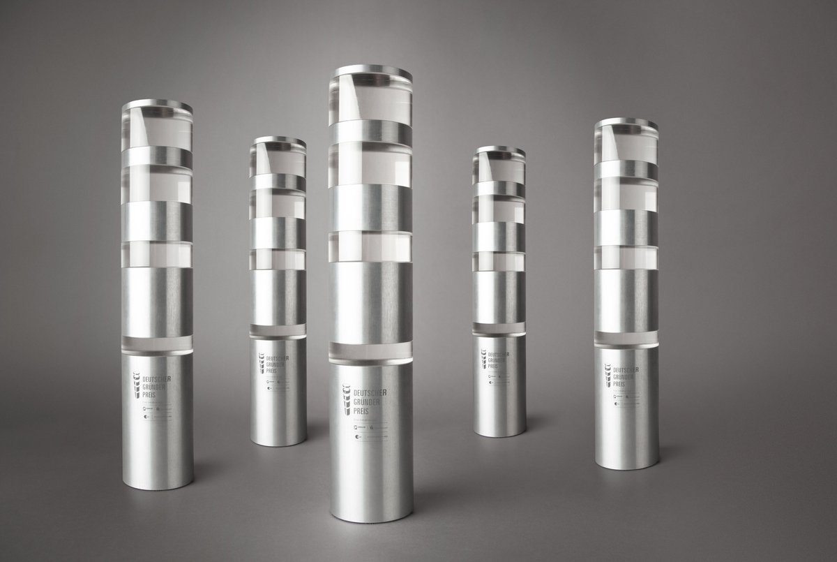 ❓Wussten Sie, dass der Pokal des DGP die fünf Kategorien Lebenswerk, Sonderpreis, Aufsteiger, StartUp und Schüler:innen von unten nach oben abbildet? Wir erwarten gespannt die Preisträger:innen für 2024. Jetzt noch bis 12.11.23 bewerben - deutscher-gruenderpreis.de/teilnahme/bewe…