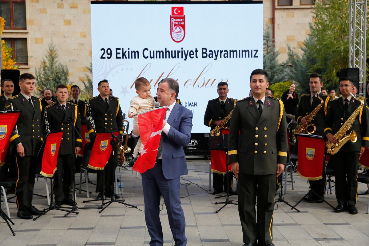 MutluTurkmen's tweet photo. Bayburt Valiliğimizin himayelerinde devam eden 100. Yıl etkinlikleri kapsamında düzenlenen, 3. Ordu Bando Takımı Konserinin, sergilerin ve halk oyunları gösterilerinin yer aldığı etkinlik dizisine katılarak Cumhuriyet coşkusunu vatandaşlarımızla paylaştık. https://t.co/WGqAUIR0oe