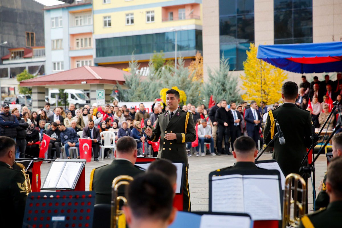 MutluTurkmen's tweet photo. Bayburt Valiliğimizin himayelerinde devam eden 100. Yıl etkinlikleri kapsamında düzenlenen, 3. Ordu Bando Takımı Konserinin, sergilerin ve halk oyunları gösterilerinin yer aldığı etkinlik dizisine katılarak Cumhuriyet coşkusunu vatandaşlarımızla paylaştık. https://t.co/WGqAUIR0oe