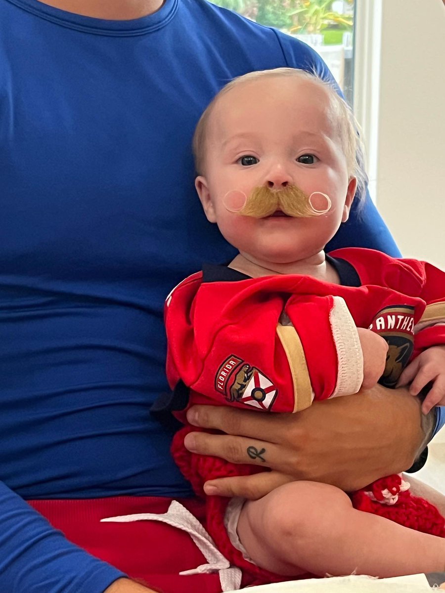 FlaPanthers's tweet photo. Corporate needs you to find the differences between this picture and this picture https://t.co/LJht1xllaH