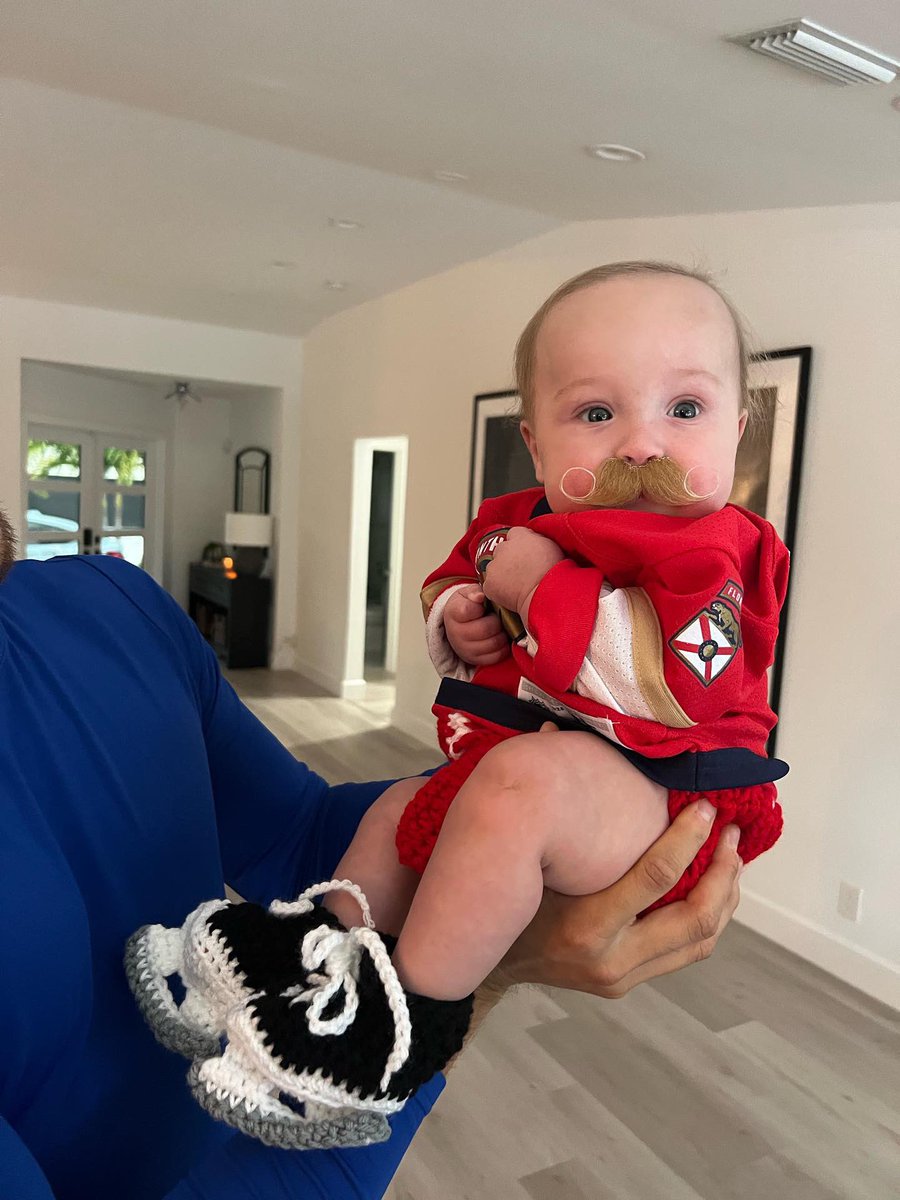 FlaPanthers's tweet photo. Corporate needs you to find the differences between this picture and this picture https://t.co/LJht1xllaH