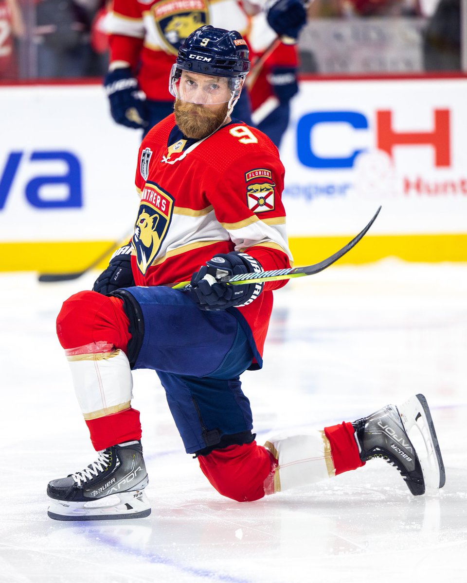 FlaPanthers's tweet photo. Corporate needs you to find the differences between this picture and this picture https://t.co/LJht1xllaH