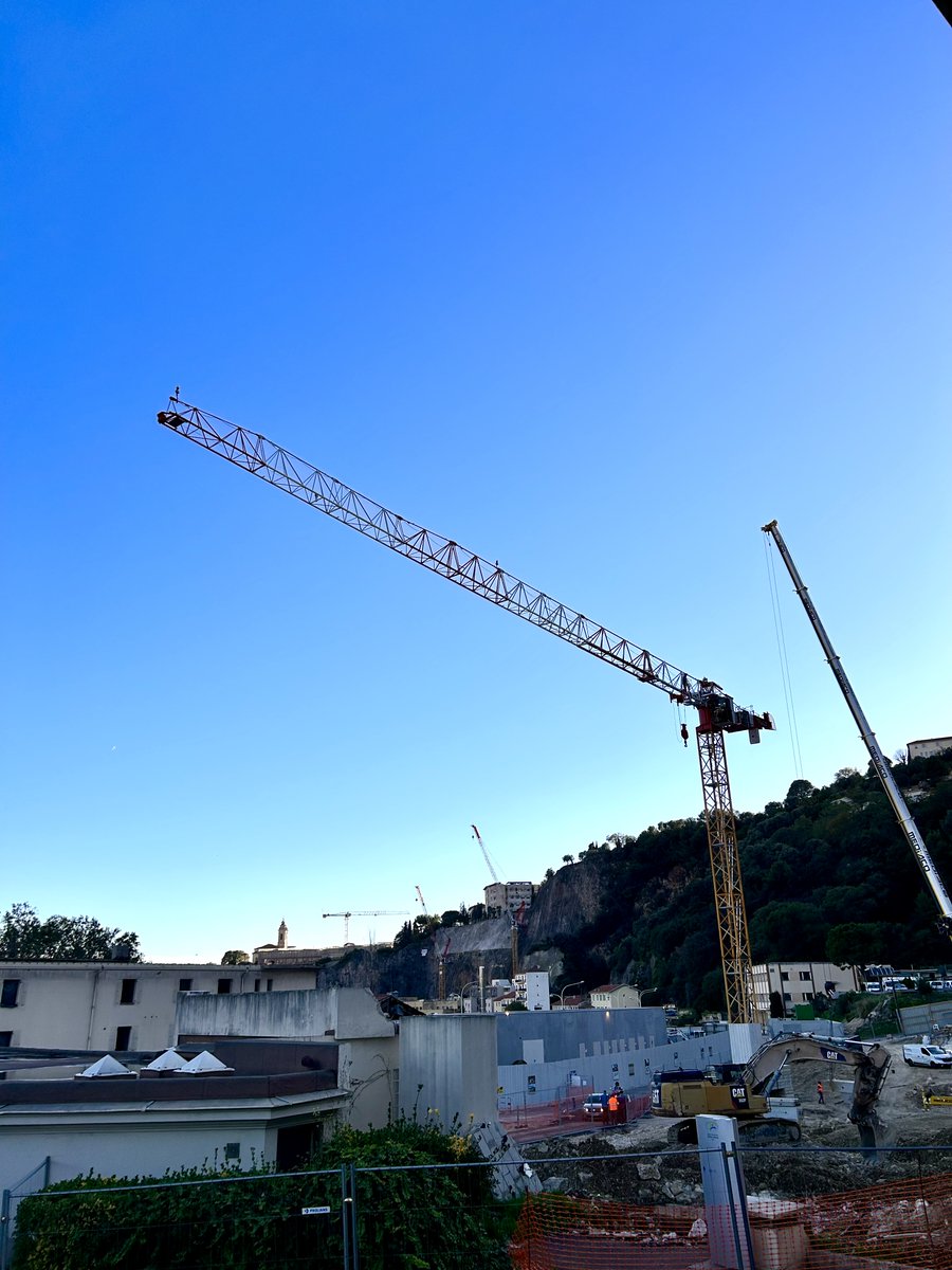 🏗️ La 1e grue de notre chantier est arrivée ! Son assemblage s'est déroulé tout au long de la journée ; des manœuvres techniques impressionnantes ! <a href="/AHSMtweets/">Association Hospitalière Sainte-Marie</a> <a href="/VilledeNice/">Ville de Nice</a> <a href="/ARSPaca/">ARS Paca</a>