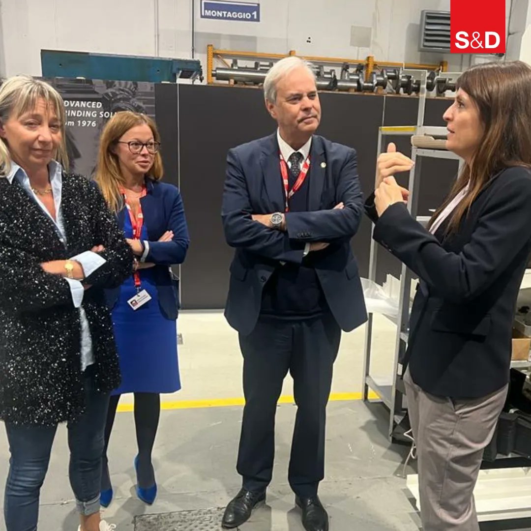 AchilleVariati's tweet photo. Continua ancora in queste settimane il mio tour nel territorio vicentino, per portare al confronto con amministratori e aziende quei temi che, dall’#Europa, diventano centali per le comunità locali.
Ieri sono stato a #Thiene, in visita alla #AZGroup, realtà leader nella produzione di macchinari industriali che rappresenta un perfetto esempio di quelle piccole e medie imprese che sono l’ossatura dell’economia e della società vicentina, e poi a #Carrè per un incontro con gli amministratori dell’area.
Abbiamo parlato di Europa e #ambiente, un tema oggi più che mai urgente ma che paradossalmente, con l’avvicinarsi delle elezioni europee, diventa oggetto di scontri ideologici incomprensibili.
La tutela dell’ambiente e del pianeta infatti, non è una questione rinviabile: basta pensare alla nostra #PianuraPadana, una delle aree più inquinate d’Europa. La paura che le nuove politiche UE per la qualità dell’aria possano danneggiare la nostra economia, e che a pagare le conseguenze della rivoluzione sostenibile siano le aziende, frena il processo di transizione green - ma senza reale motivo.
Il nostro impegno per garantire una transizione energetica e ecologica capace di sostenere le aziende e i #territori, garantendo allo stesso tempo sviluppo e #sostenibilità, è massimo, e lavoreremo in ogni sede per assicurare il dovuto aiuto alle nostre imprese.
Ma non possiamo trascurare gli allarmi della scienza e della medicina e compromettere in modo irreparabile ambiente e salute. Le conseguenze sarebbero devastanti: ne va del nostro futuro.