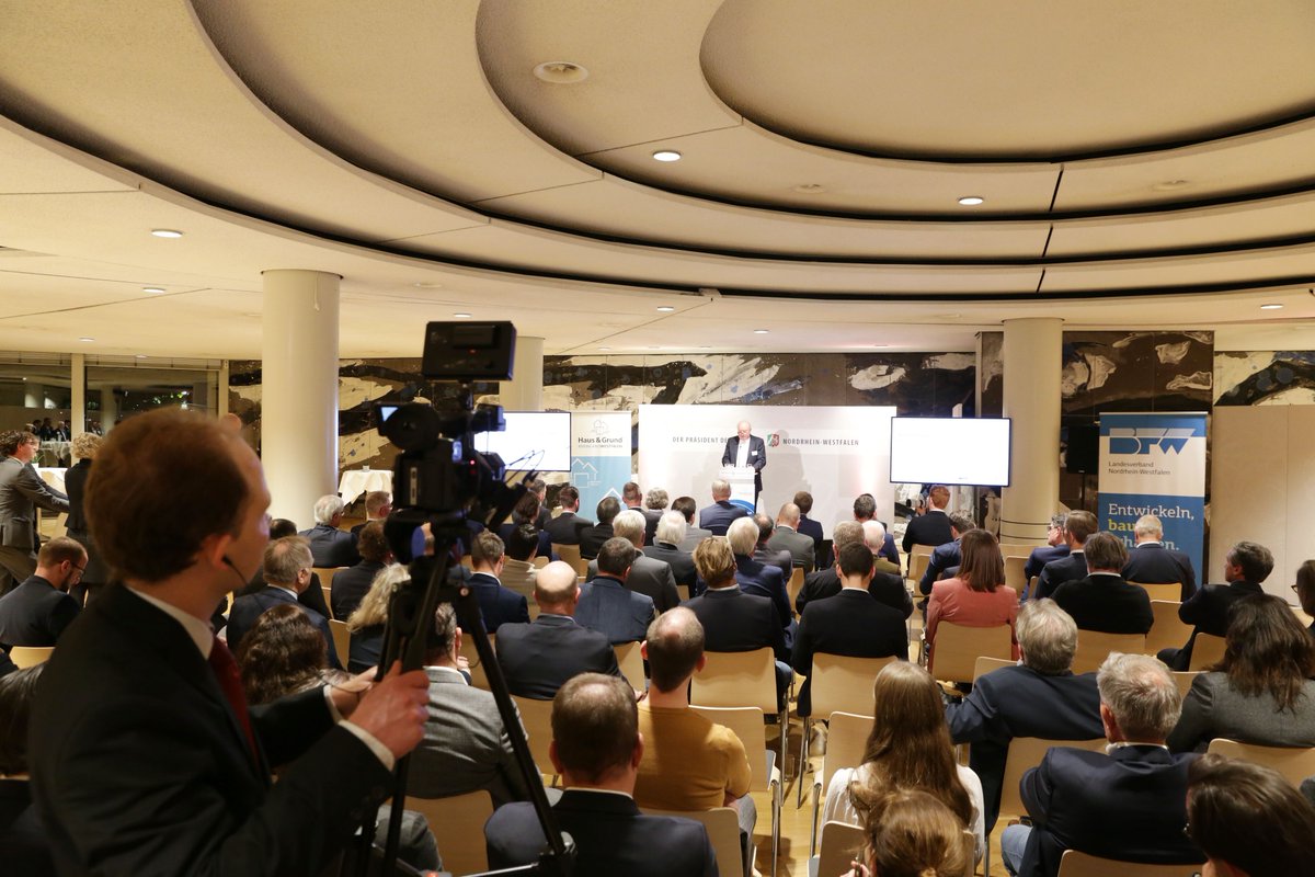 Zukunft des Wohnens und Herausforderungen - darüber tauschten sich Teilnehmer/-innen des Parlamentarischen Abends von  <a href="/BFW__NRW/">BFW NRW</a>  &amp; #HausundGrund aus. Vizepräsident <a href="/Chris_Rasche/">Christof Rasche</a> begrüßte mehr als 100 Gäste im #ltnrw, darunter auch Min. <a href="/inascharrenbach/">Ina Scharrenbach</a>. landtag.nrw.de/home/aktuelles…