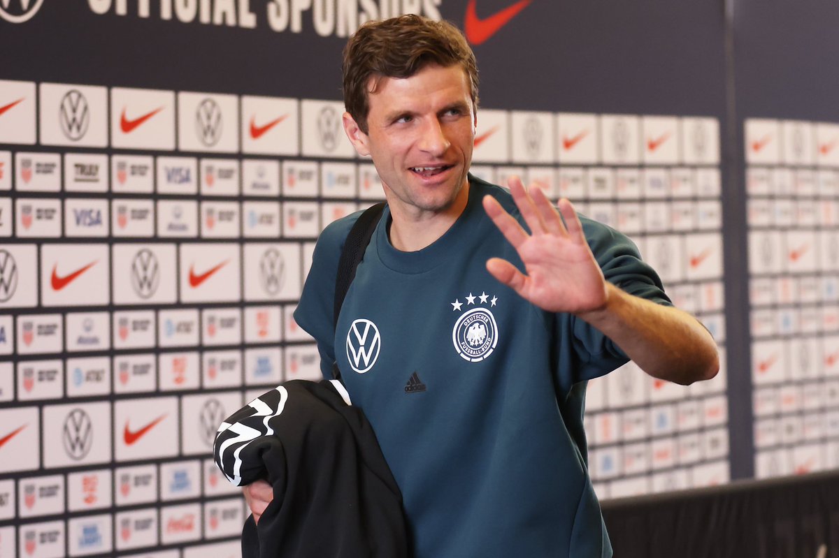 FabrizioRomano's tweet photo. 🔴 Tuchel on Thomas Müller not playing much: “Thomas is used to playing. He'll never like being on the bench. I can only give him the greatest credit”.

“His training is great and his moment will come this season”.

🇩🇪 Müller’s current contract expires in June 2024. https://t.co/TkpBVDNiGA