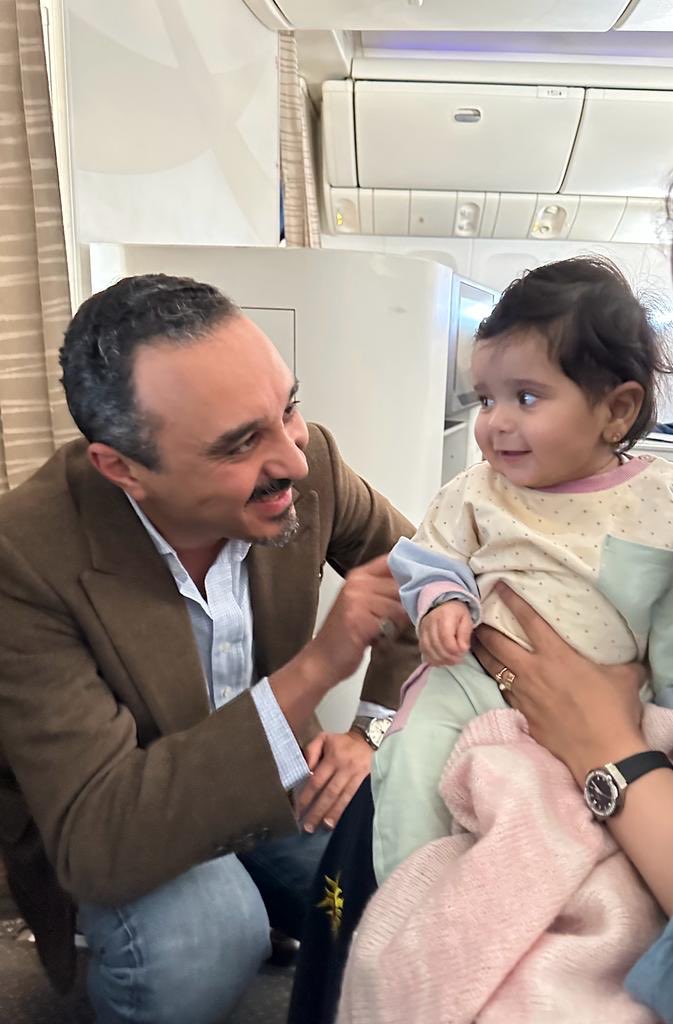 A7_JUMAAH's tweet photo. في رحلة لحفيدتي إلى لندن اليوم،كان لها شرف مقابلة سمو السفير خالد حفظه الله،الذي تخلى عن مقعده ليتيح لزوجتي أن تكون جوار حفيدتها.التواضع الجم الذي يتصف به سموه لم تستطع الكلمات أن توفيه حقه،هكذا هم حكامنا يغمرون مواطنيهم بالعطاء،كما أن سفراءهم يضعونهم في دائرة اهتمامهم وعنايتهم https://t.co/tpMFWqMm7g