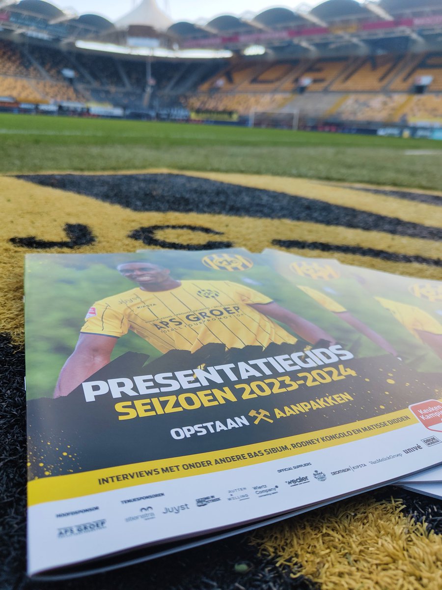 RodaJCKerkrade's tweet photo. De 𝗣𝗥𝗘𝗦𝗘𝗡𝗧𝗔𝗧𝗜𝗘𝗚𝗜𝗗𝗦 is vanaf vanavond 𝗚𝗥𝗔𝗧𝗜𝗦 op te halen in de  fanshop! 📔

#RodaJC https://t.co/B5G61H4Kz0