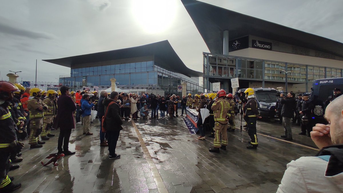 quitoponteceso's tweet photo. Hoxe estiven acompañando aos bombeiros comarcais de Galicia, nunha manifestación onde se nos pedía o DNI a todxs os que queríamos estar nela, en rúa pública e cun cordón policial que era tan desproporcionado que non creo que o tivese nunca o presidente do goberno #coruña https://t.co/W3gZqv2usz