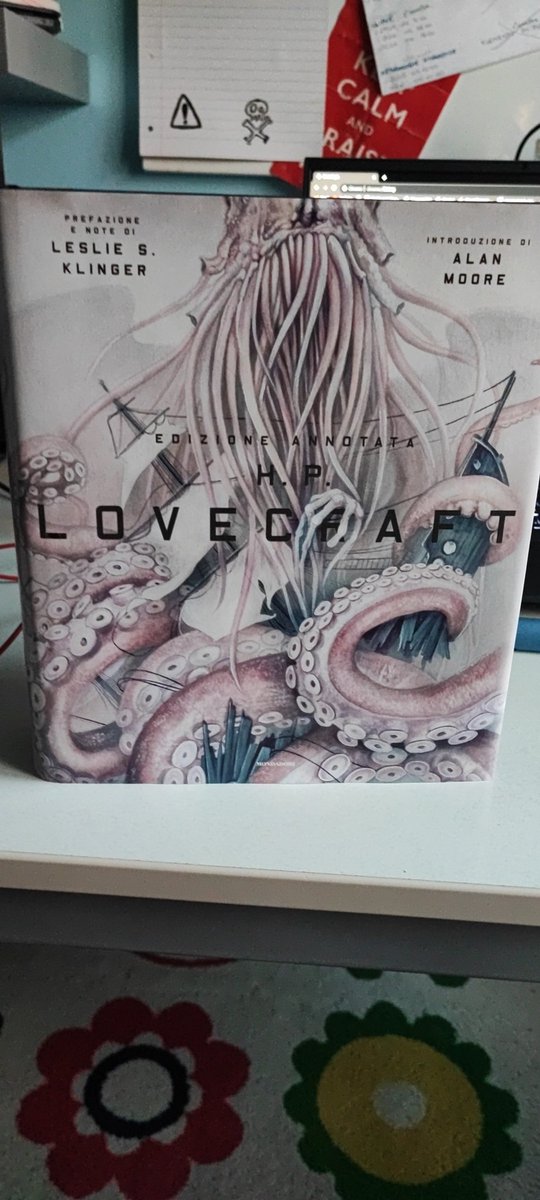 LucAmarillo97's tweet photo. Se siete appassionati (o volete scoprire) H.P. Lovecraft non fatevi scappare questo libro, è fenomenale, con note precise e esplicative!
Inoltre presenta alcuni estratti di S.T. Joshi (uno dei più grandi studiosi del "Solitario di Providence") e un'introduzione di Moore! https://t.co/91cnvuU4KJ