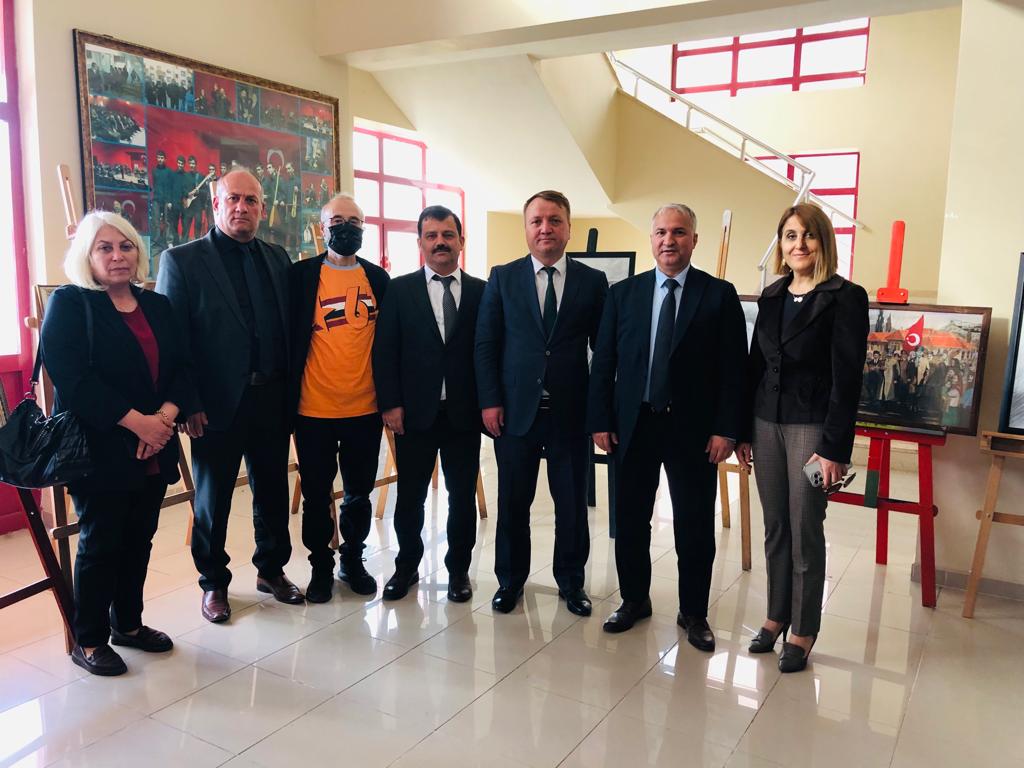AkcaabatIlceMEM's tweet photo. Kaymakamımız Sn Ramazan KURTYEMEZ "Cumhuriyetimizin 100. Yılı" kutlama etkinlikleri kapsamında Trabzon Akçaabat Güzel Sanatlar Lisesi'nin düzenlediği Resim Sergisi'ne katıldı.
@tcmeb @Yusuf__Tekin @hasan_uygun91 @AkcaMehmetUSTA https://t.co/xNr6CXBKdh