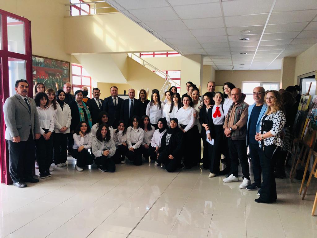 Kaymakamımız Sn Ramazan KURTYEMEZ "Cumhuriyetimizin 100. Yılı" kutlama etkinlikleri kapsamında Trabzon Akçaabat Güzel Sanatlar Lisesi'nin düzenlediği Resim Sergisi'ne katıldı.
<a href="/tcmeb/">Millî Eğitim Bakanlığı</a> <a href="/Yusuf__Tekin/">Yusuf Tekin</a> <a href="/hasan_uygun91/">hasan uygun</a> @AkcaMehmetUSTA