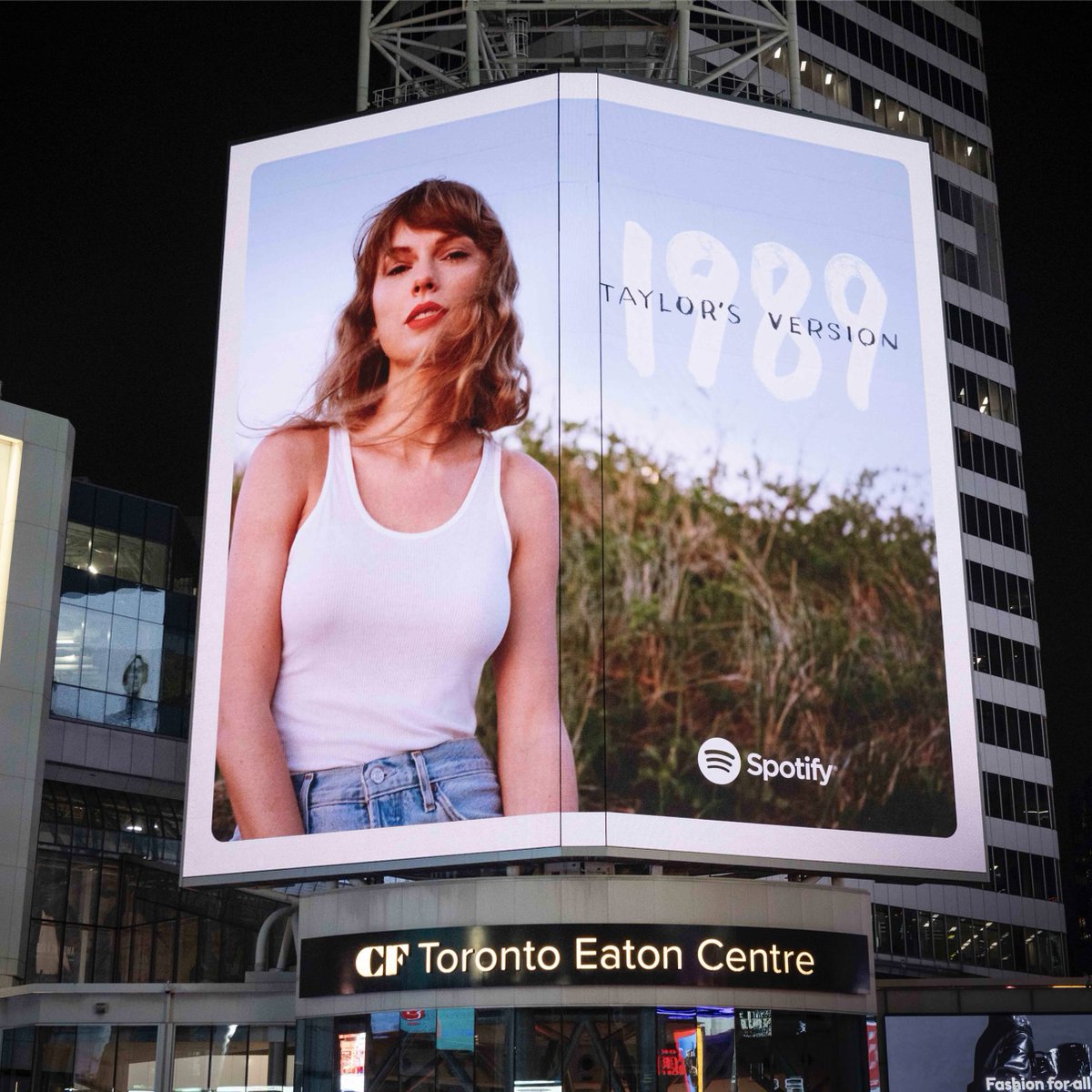 #1989TaylorsVersion received a warm Welcome to New York, Los Angeles, and Toronto. 🏙️ Listen to the album now on <a href="/Spotify/">Spotify</a>! 🩵 taylor.lnk.to/1989TaylorsVer…