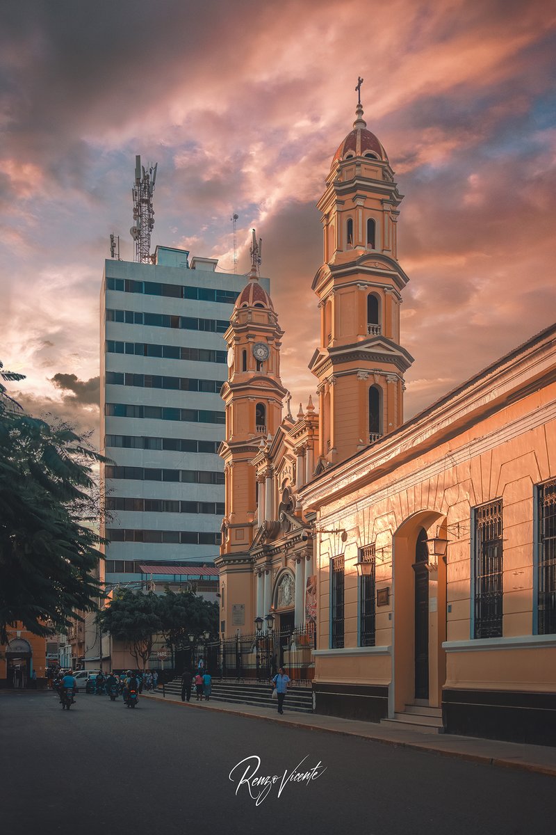 Catedral de Piura en el atardecer.
#Piura #peru #igersperu #igerspiura #sunsetlovers #sunsetphotography #atardecer #streetphotography