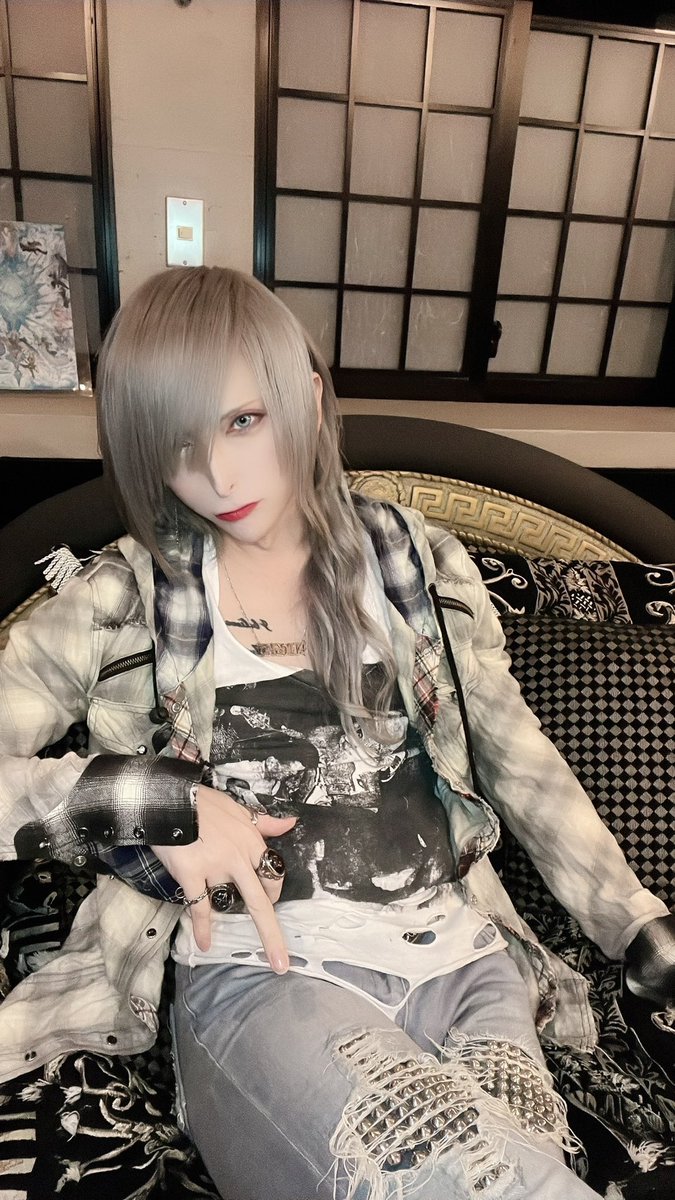 Ash_Osaka_'s tweet photo. 10/27(金)出勤スタッフ

天城騎士 owner （@NIGHT0616 ）
24:00～みお 店長(@miomio_melo )
24:00～あめくん。(@Amekun1222 )

本日はAsh恒例になった終末がやって参りました。

今宵もAshにて
#BARAsh  #V系 #ミナミ  #BAR
#初回 #メンコン #コンカフェ https://t.co/YY6BcB9k6H