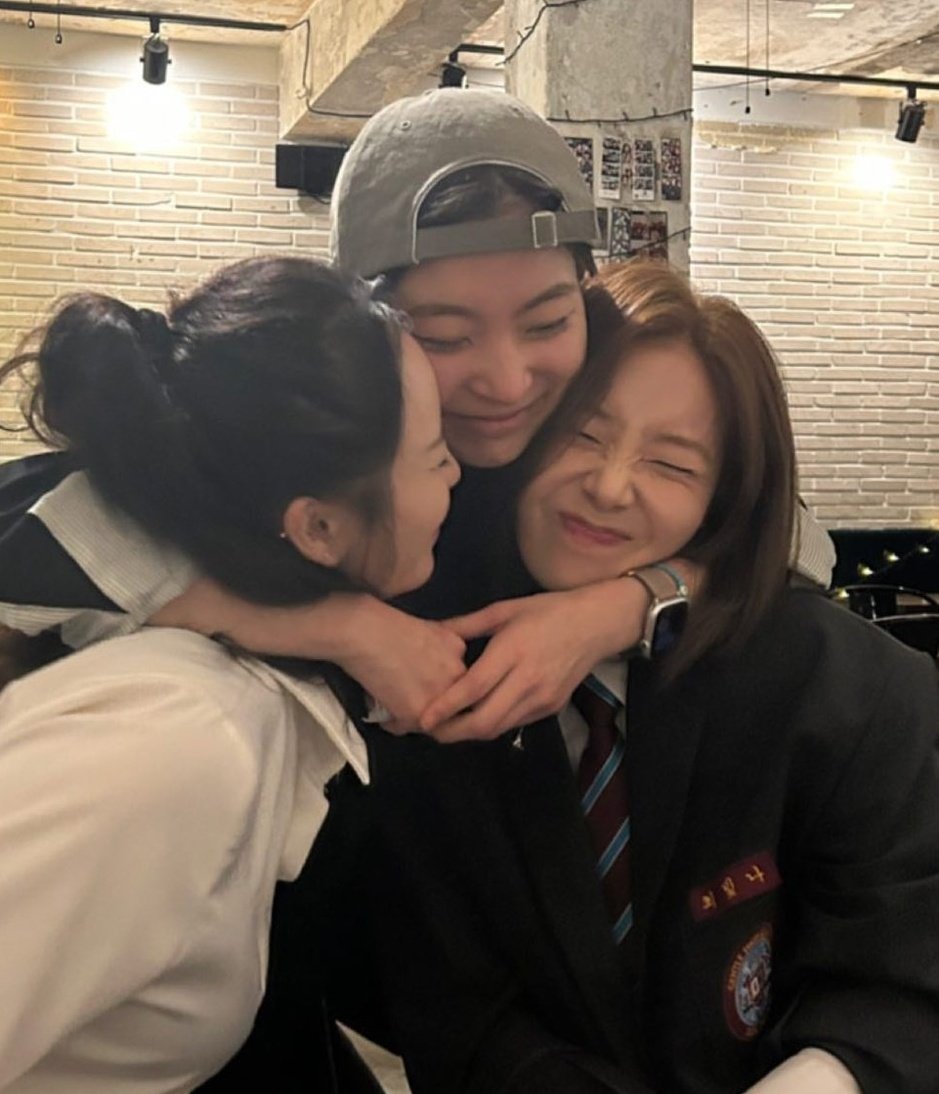 bitnazone's tweet photo. ladies code reunited again 💜 https://t.co/0ckOENb0xU