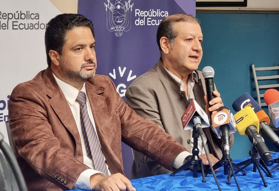 GoberLoja's tweet photo. “Las empresas de mayor consumo de energía eléctrica se han comprometido a generar su propia energía, con lo cual la EERSSA puede abastecer normalmente del servicio a la región sur del país en su área de concesión”. Pdte. Ejecutivo de @eerssaoficial. https://t.co/hRoWy62hru