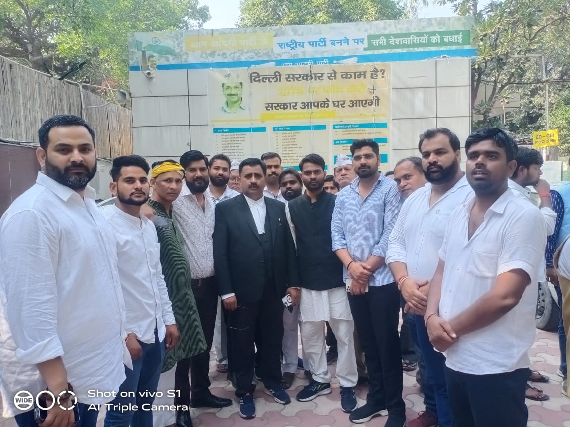 NimitYadav9's tweet photo. सांसद @SanjayAzadSln जी की गिरफ़्तारी के ख़िलाफ़ AAP उत्तर प्रदेश के कार्यकर्ताओं का प्रदेश अध्यक्ष @SabhajeetAAP जी के अगुवाई में हल्लाबोल 🔥

जब-जब जुल्मी जुल्म करेगा सत्ता के गलियारों से,
चप्पा-चप्पा गूंज उठेगा इंकलाब के नारों से।

#SanjaySinghJhukengeNahin https://t.co/E7RujkZdgP