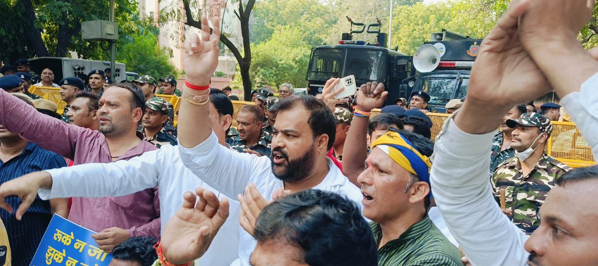 NimitYadav9's tweet photo. सांसद @SanjayAzadSln जी की गिरफ़्तारी के ख़िलाफ़ AAP उत्तर प्रदेश के कार्यकर्ताओं का प्रदेश अध्यक्ष @SabhajeetAAP जी के अगुवाई में हल्लाबोल 🔥

जब-जब जुल्मी जुल्म करेगा सत्ता के गलियारों से,
चप्पा-चप्पा गूंज उठेगा इंकलाब के नारों से।

#SanjaySinghJhukengeNahin https://t.co/E7RujkZdgP