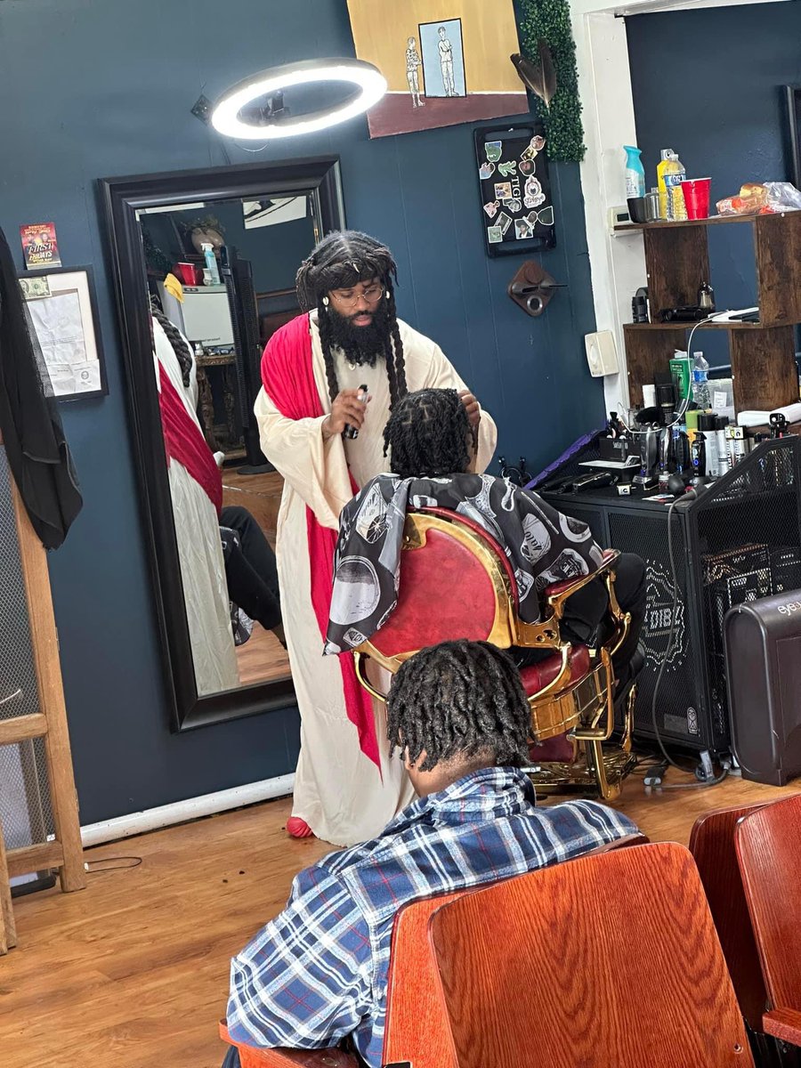 My cousin’s a barber and ate this Halloween costume up with the ring light 😂