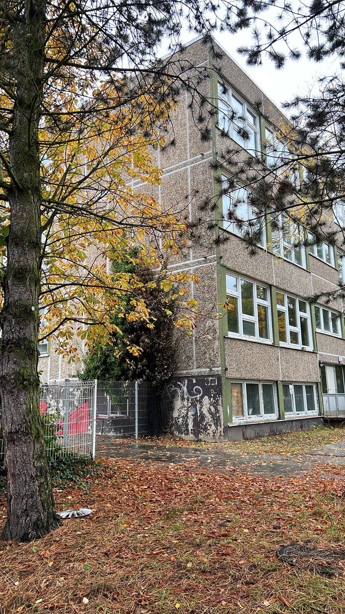 Eine Woche nachdem die rechtsextreme Demo auch vor ein geplantes Flüchtlingsheim in #Dresden-#Klotzsche zog, gab es dort jetzt einen Brandanschlag - es ist bereits der Zweite innerhalb von vier Wochen. Die Täter scheinen sich bestätigt zu fühlen. Eine beklemmende Drohkulisse...