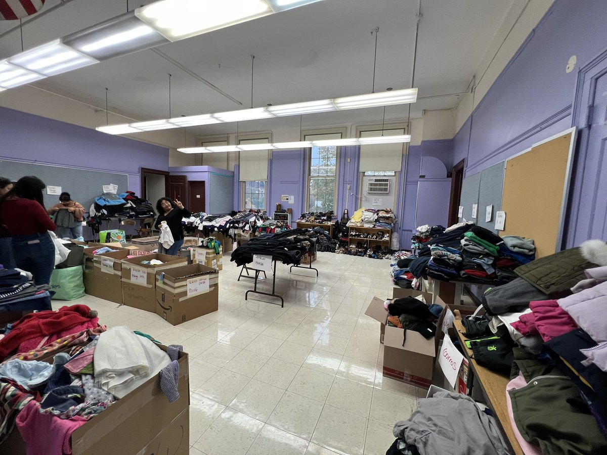 CPSFACEN7's tweet photo. Nuestro closet de invierno está listo para recibir a las nuevas familias que hacen parte de nuestras escuelas. Big thanks to all who donate and make possible @ChiPubSchools @cps__face @Sysco 
#thebestarewithcps #winterclothesdrive https://t.co/vaiaIU9EZi