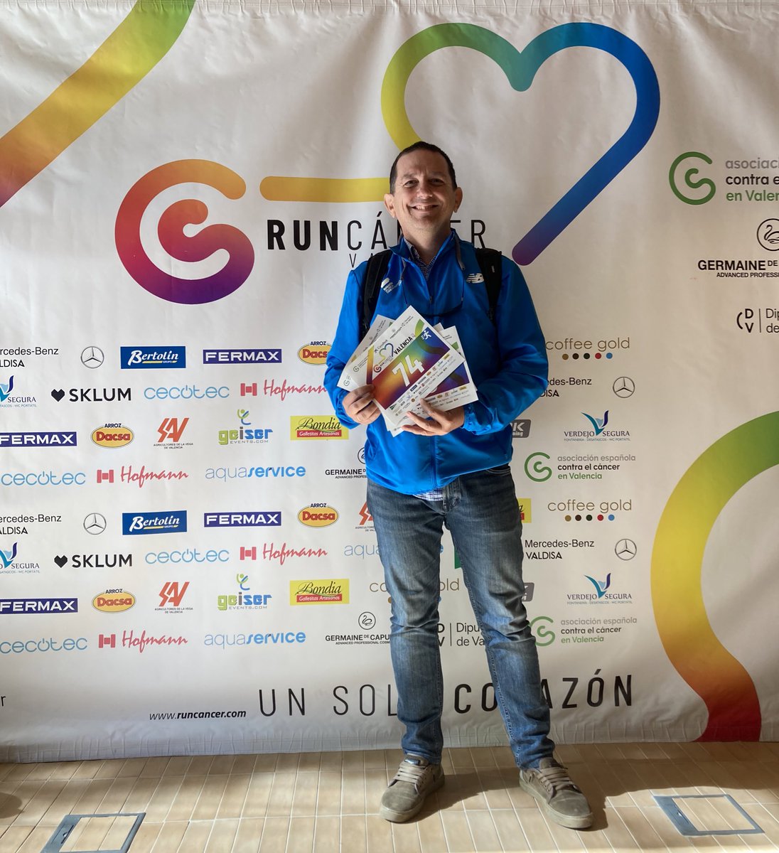 miguelgiron1975's tweet image. Dorsales para la @RunCancerVal de toda la familia recogidos!!!! Nosotros correremos y marcharemos por todos los que se tienen que curar !!! 🙌🏼 El domingo espero veros a todos!!! #Yosí #SinExcusas #VamosMarintxu #VamosAres #APorElBicho  #MasQueCorrer #SomosNorte