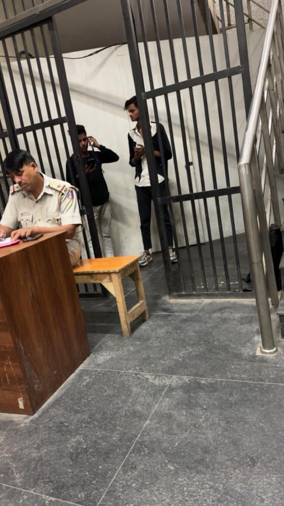 kunalkashyap_st's tweet image. #Delhi
ईस्ट दिल्ली में V3s मॉल के सामने बाइक सवार दो मनचले लड़कियों के आगे पटाखे फेंककर उन्हें डरा रहे थे। मैं विडियो बनाने लगा तो हमारी स्कूटी पर भी पटाखा फेंका। इन्हें पकड़कर थाने पहुंचाया, लिखित शिकायत भी दी है। अब आगे का काम पुलिस पर।
@LtGovDelhi
@CPDelhi
#DelhiPolice