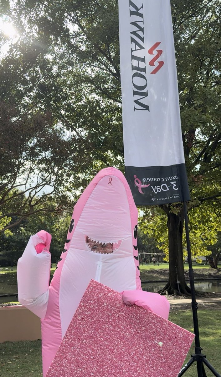 The3Day's tweet photo. Walkers (and swimmers🦈) are soaking up the sunshine today at lunch at the #DFW3Day. Thank you to @Mohawk Flooring for providing SmartCushions and stress balls to keep our walkers comfortable👍🏼 #CushionTheFight https://t.co/RP25gxIXlB